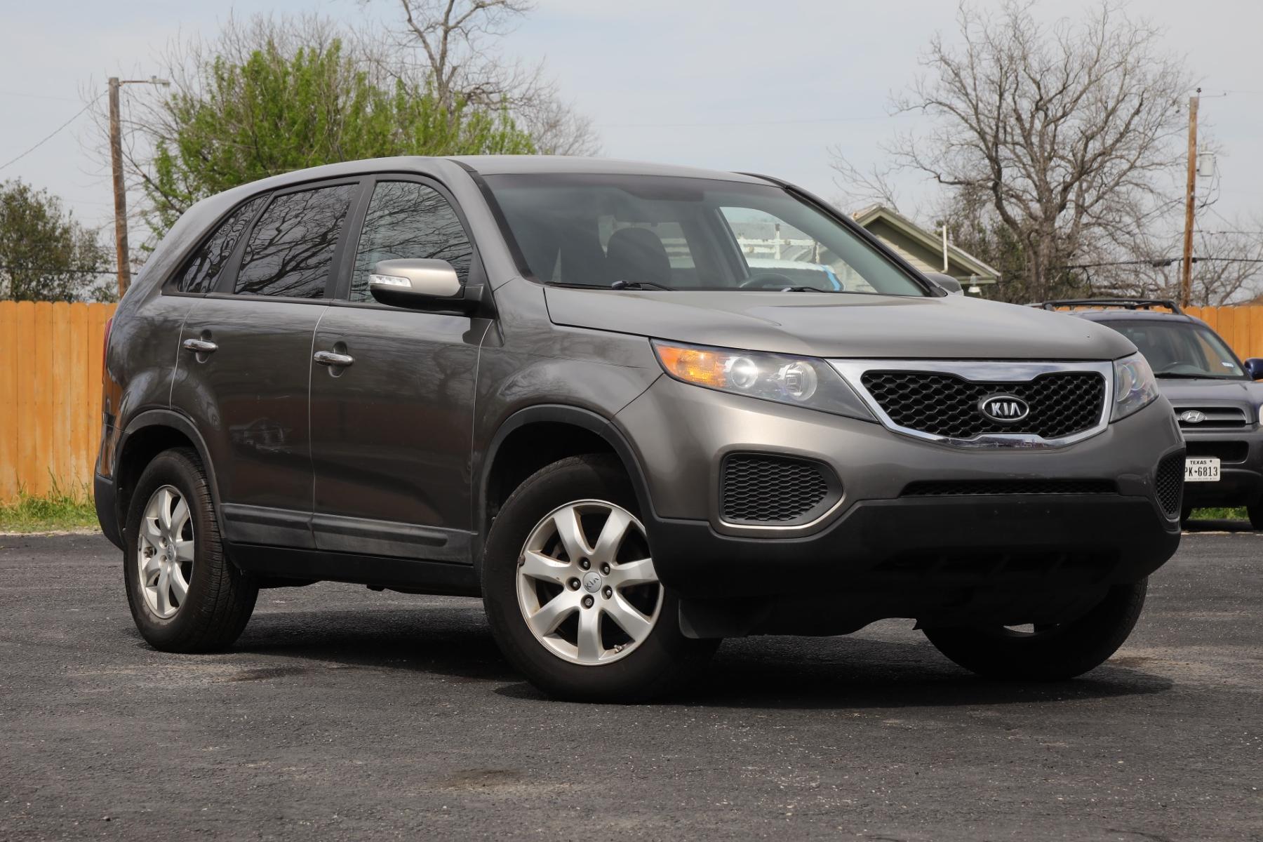 2012 GRAY KIA SORENTO LX 2WD (5XYKT3A10CG) with an 2.4L L4 DOHC 16V engine, 6-SPEED AUTOMATIC transmission, located at 420 E. Kingsbury St., Seguin, TX, 78155, (830) 401-0495, 29.581060, -97.961647 - Photo #0